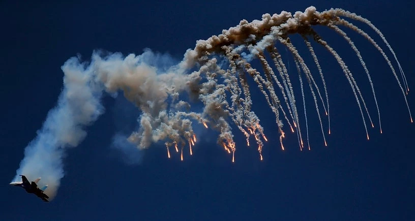 Russian Knights: Το «άγνωστο» αλλά εκπληκτικό ακροβατικό σμήνος της Ρωσίας (εικόνες-βίντεο)